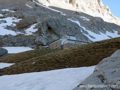 Naranjo de Bulnes: ruta de dos días Refugio Urriellu