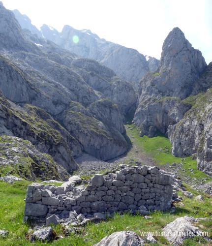 Naranjo de Bulnes: ruta de dos días Majada Cambureru