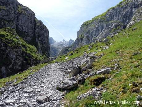 Naranjo de Bulnes: ruta de dos días Canal del Balcosín.