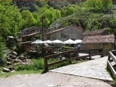 Naranjo de Bulnes: ruta de dos días El pueblo de Bulnes