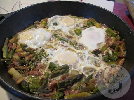 HUEVOS CON ESPARRAGOS Y AJOS TIERNOS