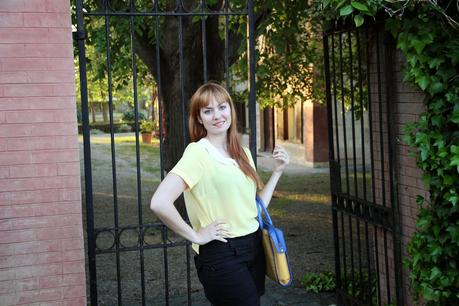 OUTFIT EN AZUL Y AMARILLO CON CAMISA VINTAGE