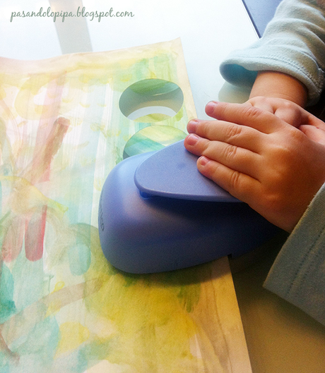 pasandolopipa | mi hija troquelando su acuarela