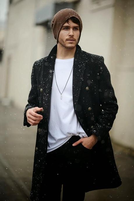 Look Camiseta Blanca Adam Gallagher