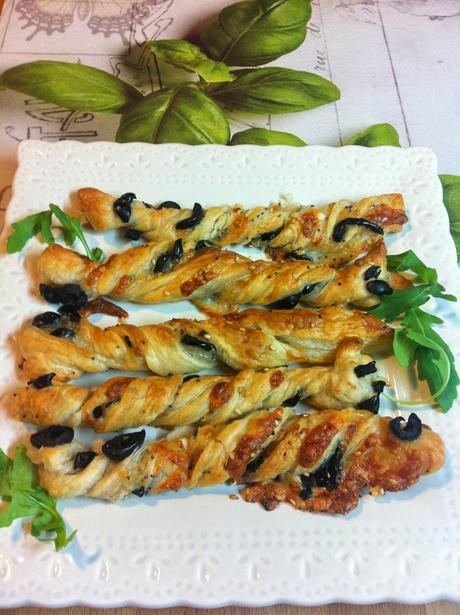Palitos De Hojaldre Con Olivas Y Queso