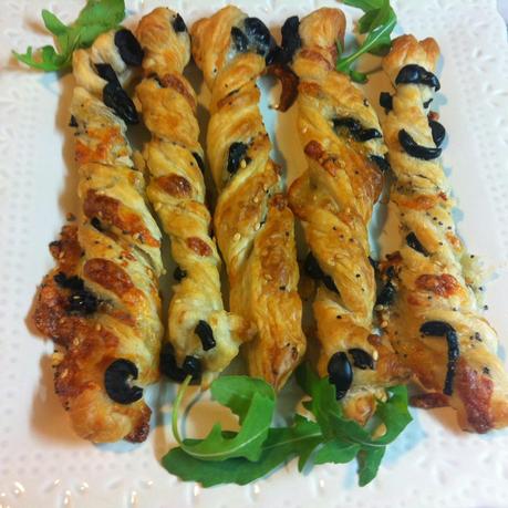 Palitos De Hojaldre Con Olivas Y Queso