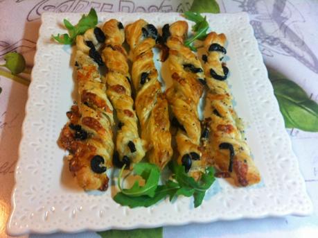 Palitos De Hojaldre Con Olivas Y Queso