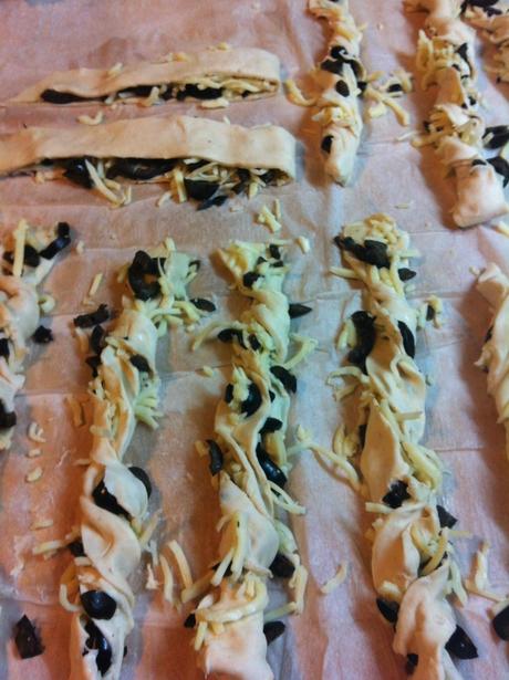 Palitos De Hojaldre Con Olivas Y Queso