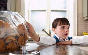 nino-enganando niño engañando