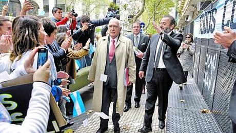 Apoyo. Campagnoli, acompañado de su defensor Gil Lavedra, fue aplaudido al llegar a la reunión./PEPE MATEOS