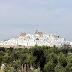 Ostuni, la ciudad blanca, suspendida entre el mar Adriático y las verdes colinas de olivos.