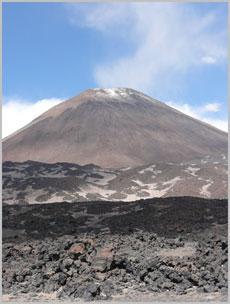 Vista del Volcán Peinado desde su base, Catamarca, Argentina.