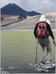 Desde Laguna Amarga se aprecian también las coladas de lava del volcán Peinado.
