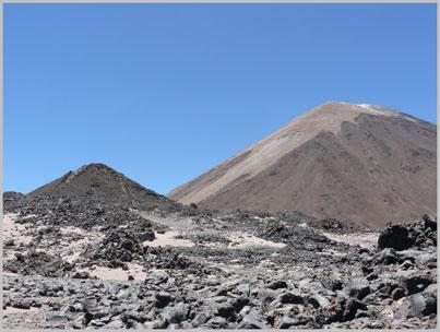 Cercano a uno de los Hijos del Peinado, uno de los conos adventicios ascendido en el 2008. La omnipresente cumbre siempre destaca.
