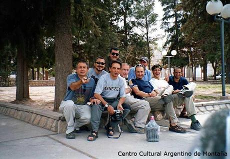 Integrantes de la expedición al Cerro Walter Penck. Plaza en Belén, Catamarca.