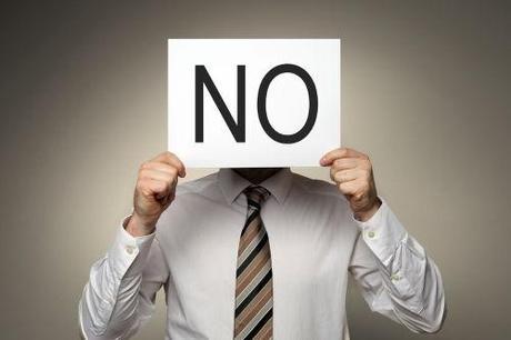 hombre con cartel no GTD: Cómo Procesar las Cosas que No Requieren Acción