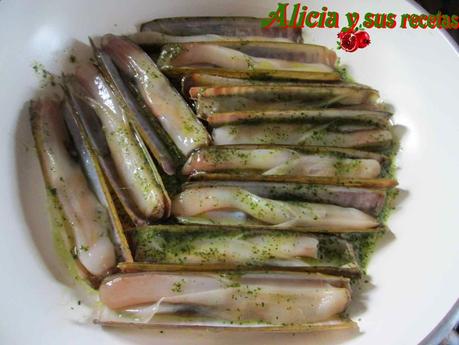 NAVAJAS CON SETAS EN SALSA MARINERA