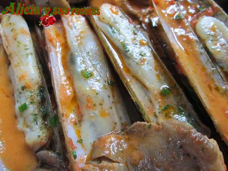 NAVAJAS CON SETAS EN SALSA MARINERA