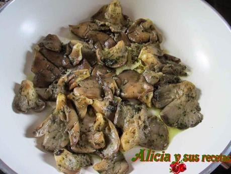 NAVAJAS CON SETAS EN SALSA MARINERA