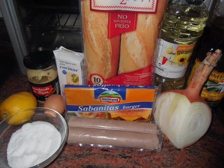 PERRITO RELLENO DE QUESO A LAS DOS SALSAS