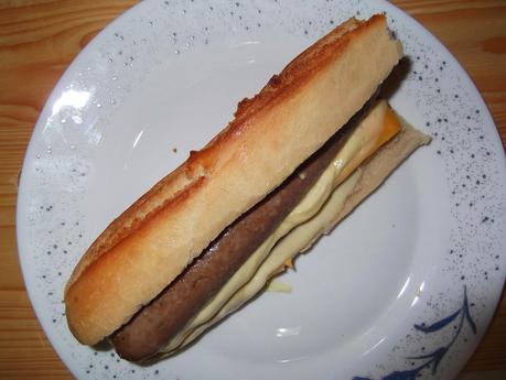 PERRITO RELLENO DE QUESO A LAS DOS SALSAS