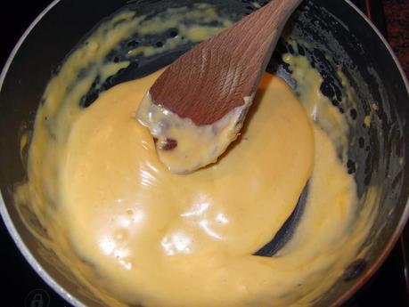 PERRITO RELLENO DE QUESO A LAS DOS SALSAS