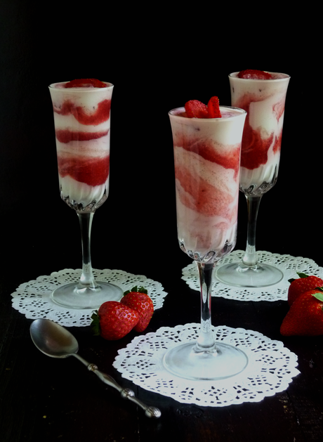 Copas sencillas de mousse de yogur con fresas
