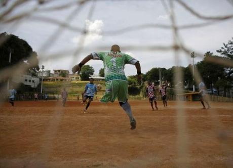 Un portero de fútbol que juega con una sola pierna