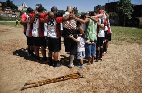 Un portero de fútbol que juega con una sola pierna