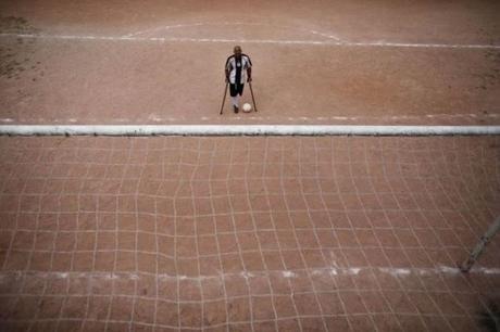 Un portero de fútbol que juega con una sola pierna