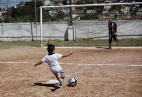 Un portero de fútbol que juega con una sola pierna