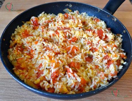 Arroz pilaf con tomate en conserva.