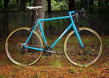 Bicicletas de carretera fabricadas de acero son sumamente resistentes y ligeras. 