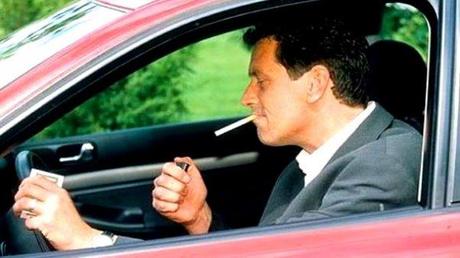 Neuquén: un proyecto prohíbe tomar mate, fumar y comer mientras se maneja