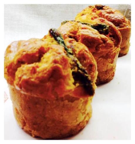 Bizcochito salado de verduras de temporada , espárragos y bacalao