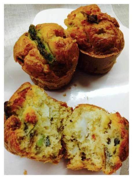 Bizcochitos salaldos de picoteo con espárragos y bacalao