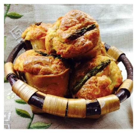 Bizcochito salado con espárragos trigueros y bacalao