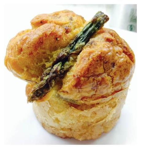 Bizcochito salado con espárragos trigueros, verduras de temporada, y bacalao