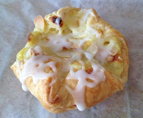 Spandauere (bollería danesa de hojaldre y crema de vainilla) Spandauere bollería danesa Spandauere recetas delikatissen recetas de postres fáciles y rápidos postres y dulces nórdicos postres nórdicos daneses pastas de hojaldre con crema Fotografía de postres y dulces crema de vainilla casera bollería