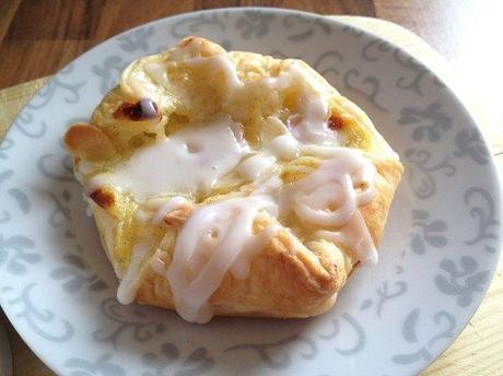 Spandauere (bollería danesa de hojaldre y crema de vainilla) Spandauere bollería danesa Spandauere recetas delikatissen recetas de postres fáciles y rápidos postres y dulces nórdicos postres nórdicos daneses pastas de hojaldre con crema Fotografía de postres y dulces crema de vainilla casera bollería