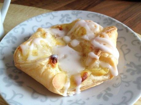 Spandauere (bollería danesa de hojaldre y crema de vainilla) Spandauere bollería danesa Spandauere recetas delikatissen recetas de postres fáciles y rápidos postres y dulces nórdicos postres nórdicos daneses pastas de hojaldre con crema Fotografía de postres y dulces crema de vainilla casera bollería