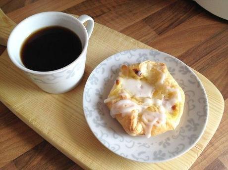 Spandauere (bollería danesa de hojaldre y crema de vainilla) Spandauere bollería danesa Spandauere recetas delikatissen recetas de postres fáciles y rápidos postres y dulces nórdicos postres nórdicos daneses pastas de hojaldre con crema Fotografía de postres y dulces crema de vainilla casera bollería