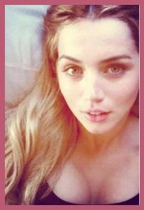 ana de armas selfie 205x300 Los SELFIES de las famosas sin maquillar 