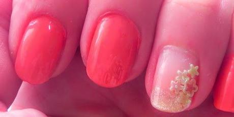 De labios y uñas: Hoy, coral