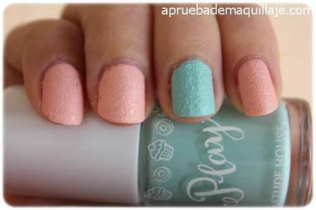 Swatch 1 de los esmaltes de uñas play texture sugar powder nails de Etude House tonos 192  y 194