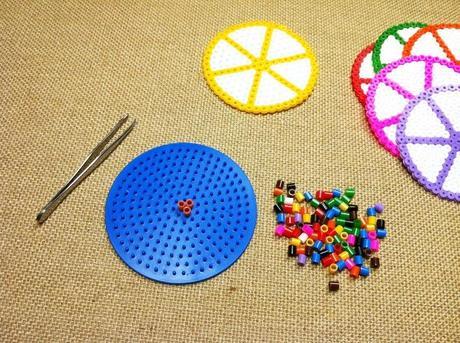 Tutorial DIY como hacer posavasos con cuentas de plastico Hama beads (Pyssla)