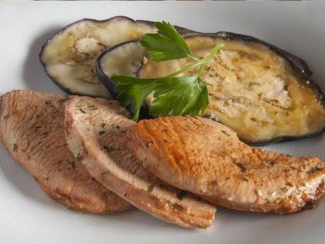 Pavo adobado con berenjenas al comino