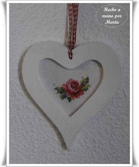 CORAZÓN CON PUNTO DE CRUZ, PULSERA Y REGALO