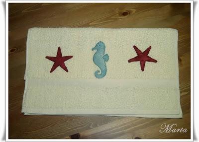 DOS CUADRITOS A PUNTO DE CRUZ Y TOALLA