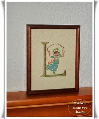 DOS CUADRITOS A PUNTO DE CRUZ Y TOALLA